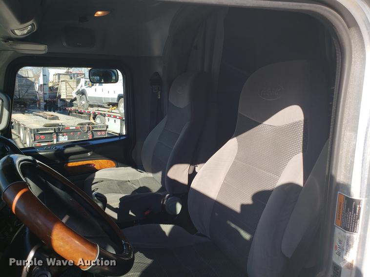 image for item DB9457 2010 Peterbilt 386 semi truck