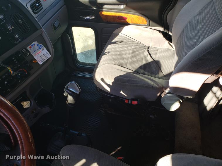 image for item DB9457 2010 Peterbilt 386 semi truck