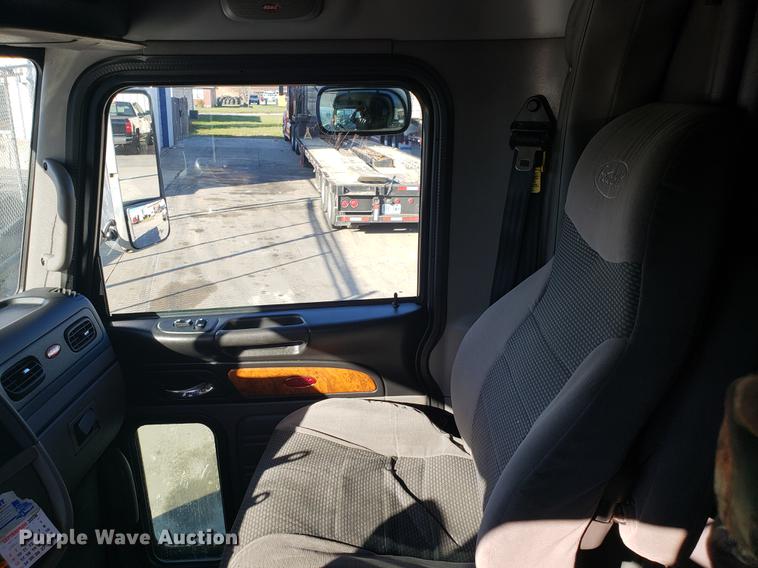 image for item DB9457 2010 Peterbilt 386 semi truck