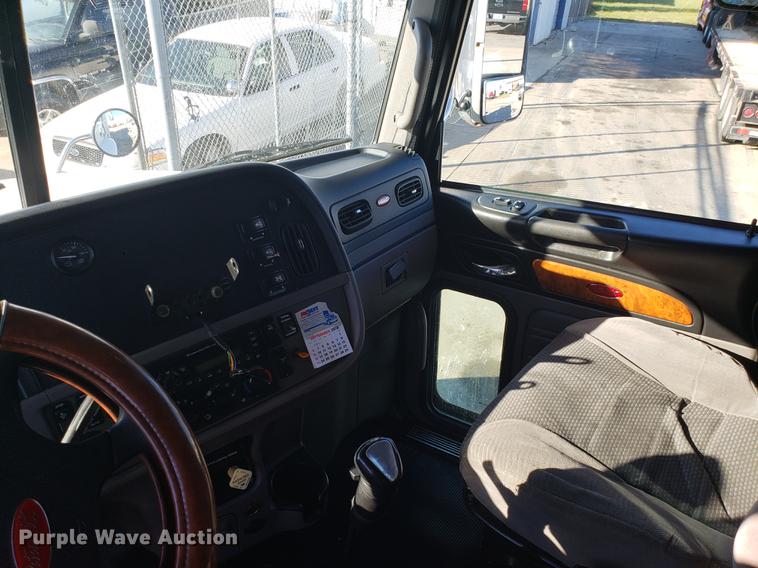 image for item DB9457 2010 Peterbilt 386 semi truck