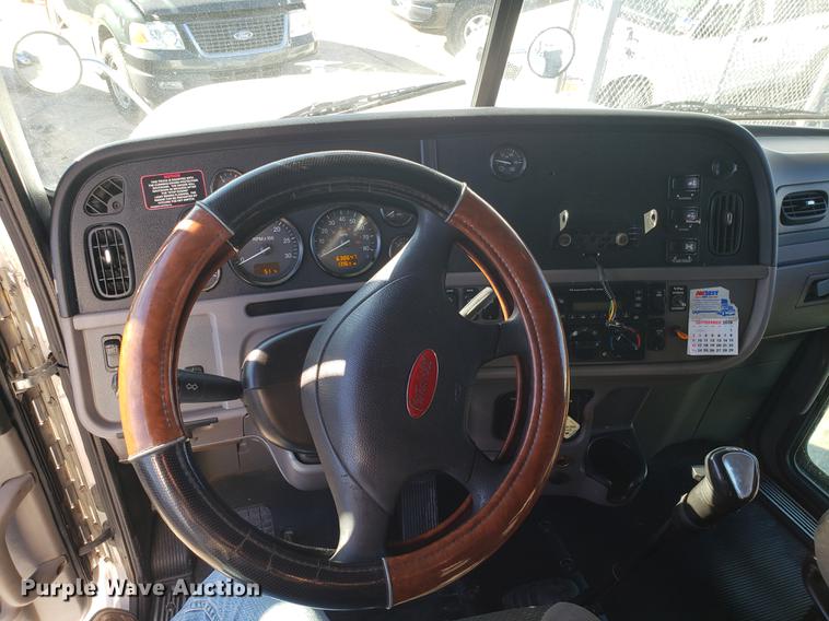 image for item DB9457 2010 Peterbilt 386 semi truck