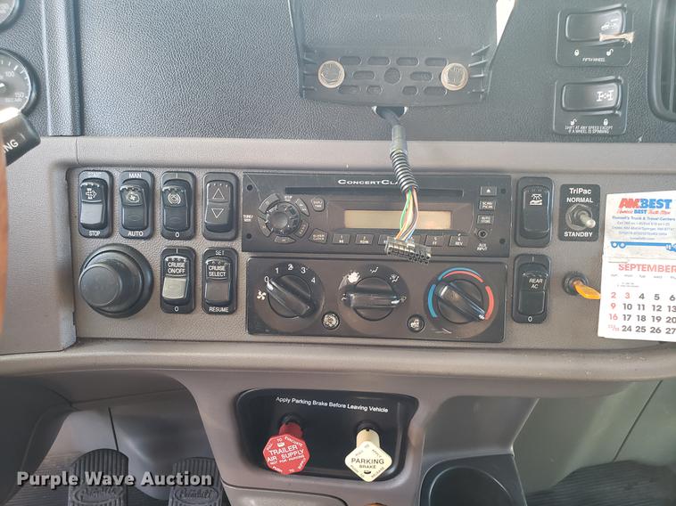 image for item DB9457 2010 Peterbilt 386 semi truck