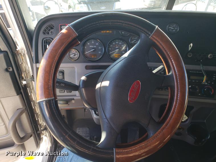 image for item DB9457 2010 Peterbilt 386 semi truck