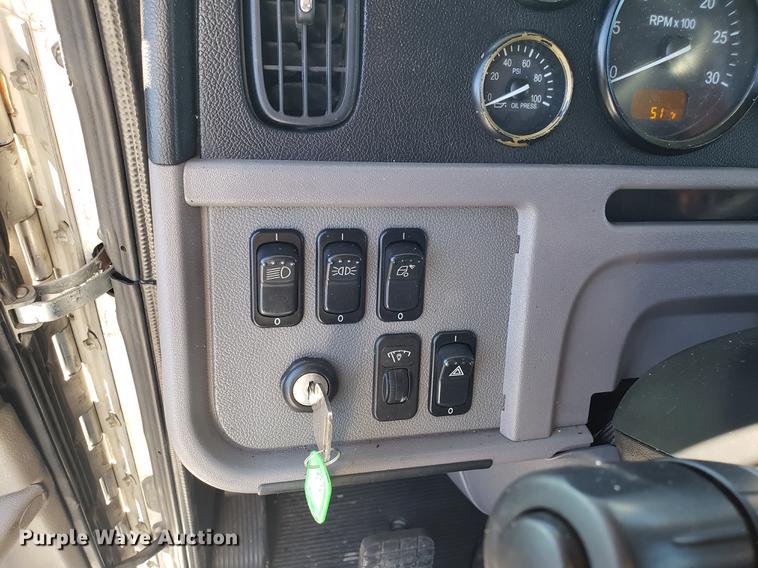 image for item DB9457 2010 Peterbilt 386 semi truck