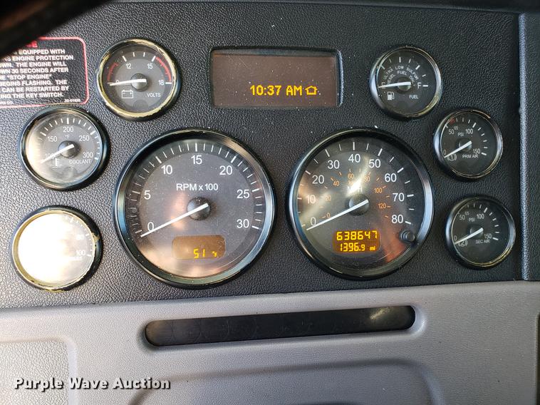 image for item DB9457 2010 Peterbilt 386 semi truck