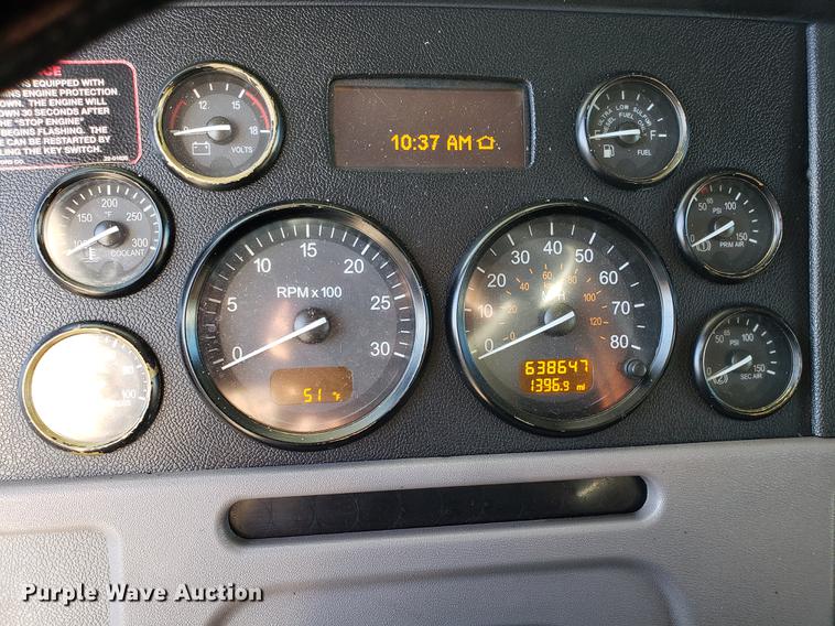 image for item DB9457 2010 Peterbilt 386 semi truck