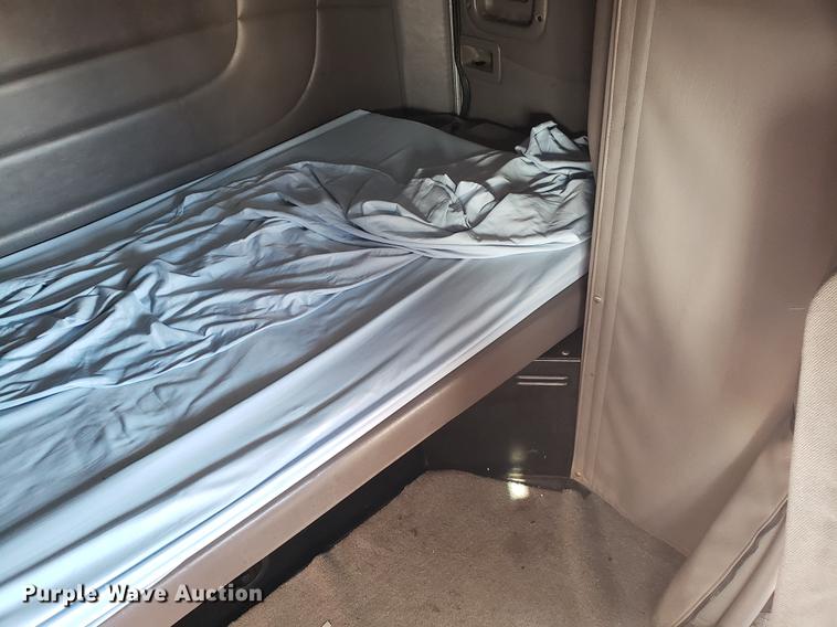 image for item DB9457 2010 Peterbilt 386 semi truck