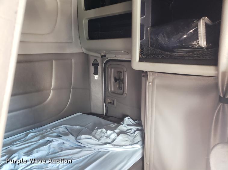 image for item DB9457 2010 Peterbilt 386 semi truck