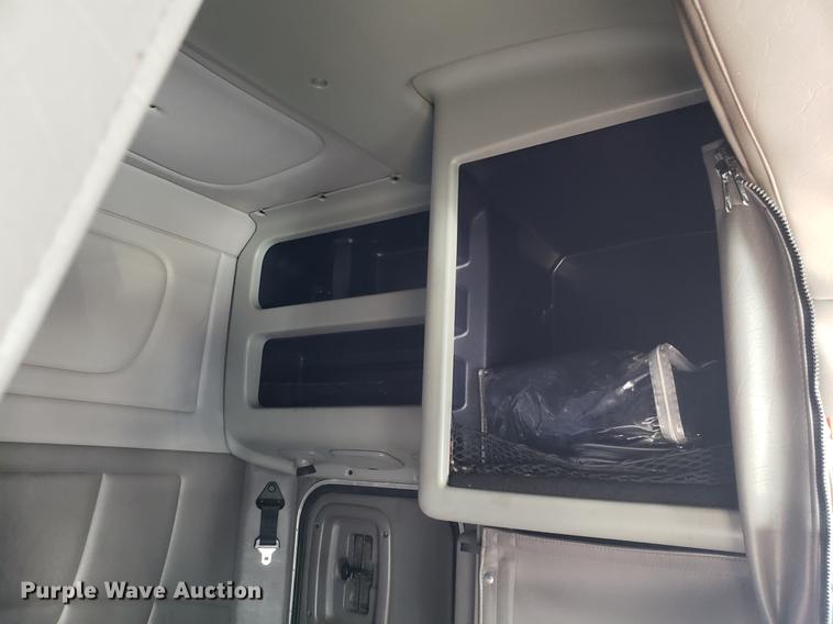 image for item DB9457 2010 Peterbilt 386 semi truck