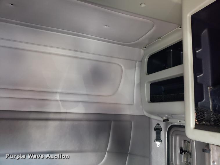 image for item DB9457 2010 Peterbilt 386 semi truck