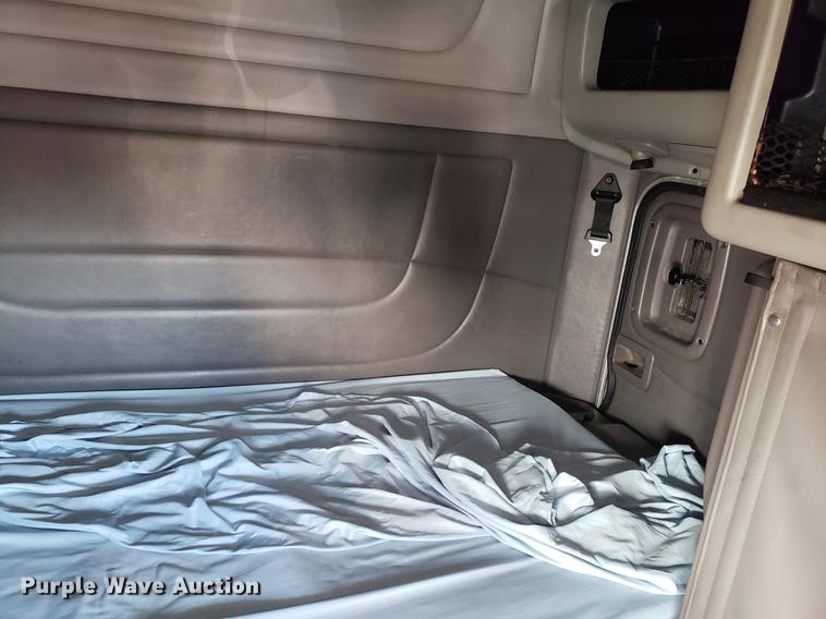 image for item DB9457 2010 Peterbilt 386 semi truck