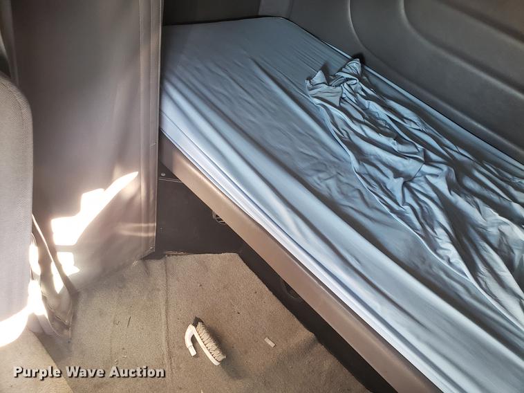 image for item DB9457 2010 Peterbilt 386 semi truck