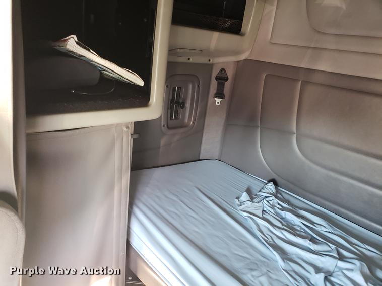 image for item DB9457 2010 Peterbilt 386 semi truck