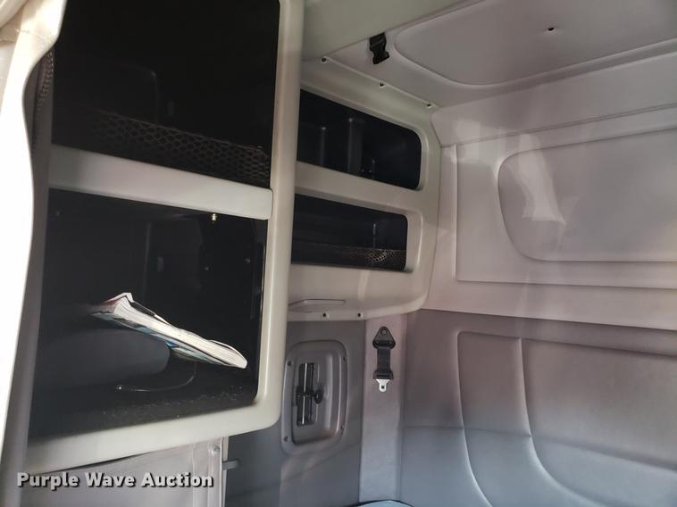 image for item DB9457 2010 Peterbilt 386 semi truck