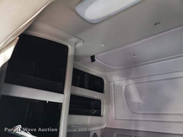 image for item DB9457 2010 Peterbilt 386 semi truck