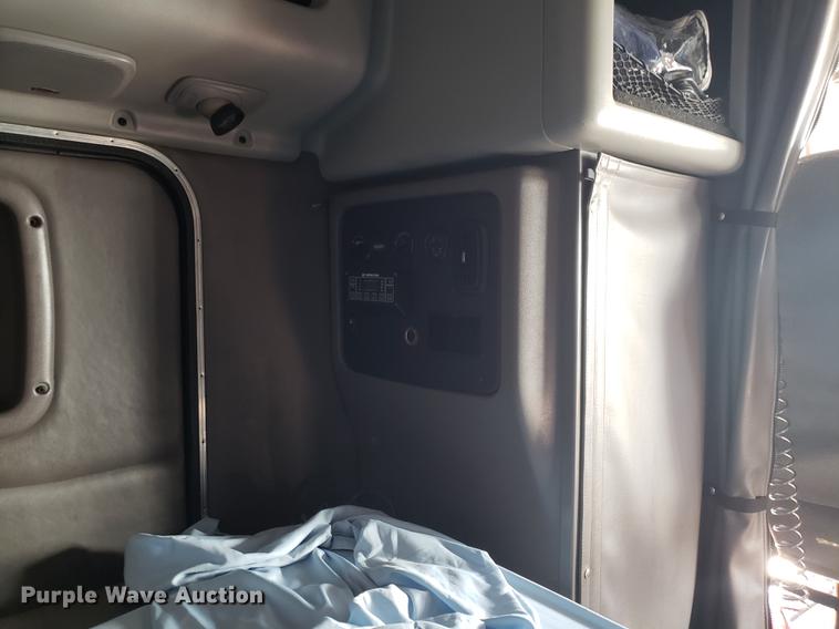 image for item DB9457 2010 Peterbilt 386 semi truck