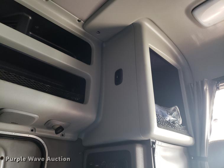 image for item DB9457 2010 Peterbilt 386 semi truck