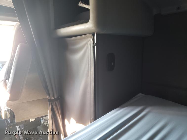 image for item DB9457 2010 Peterbilt 386 semi truck