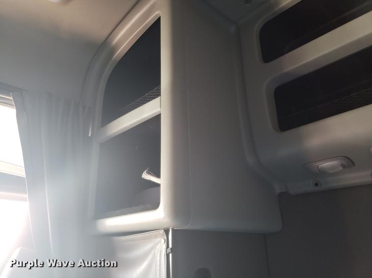 image for item DB9457 2010 Peterbilt 386 semi truck