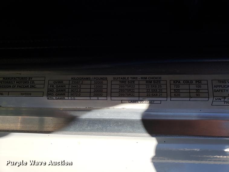 image for item DB9457 2010 Peterbilt 386 semi truck