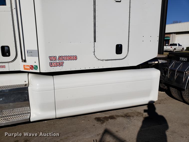 image for item DB9457 2010 Peterbilt 386 semi truck