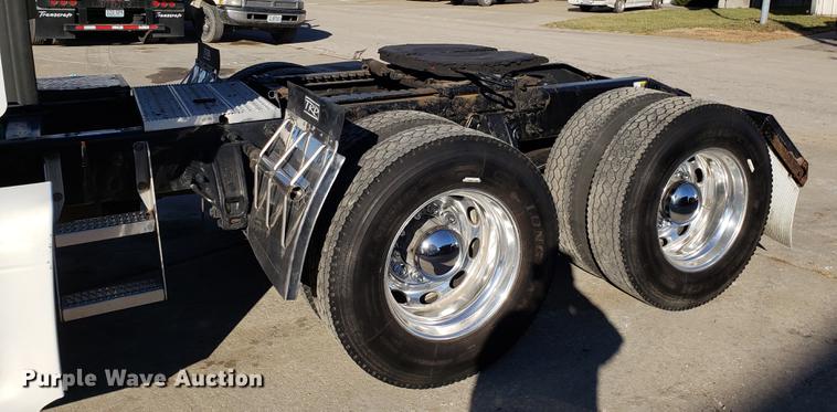 image for item DB9457 2010 Peterbilt 386 semi truck