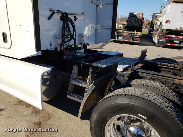 image for item DB9457 2010 Peterbilt 386 semi truck