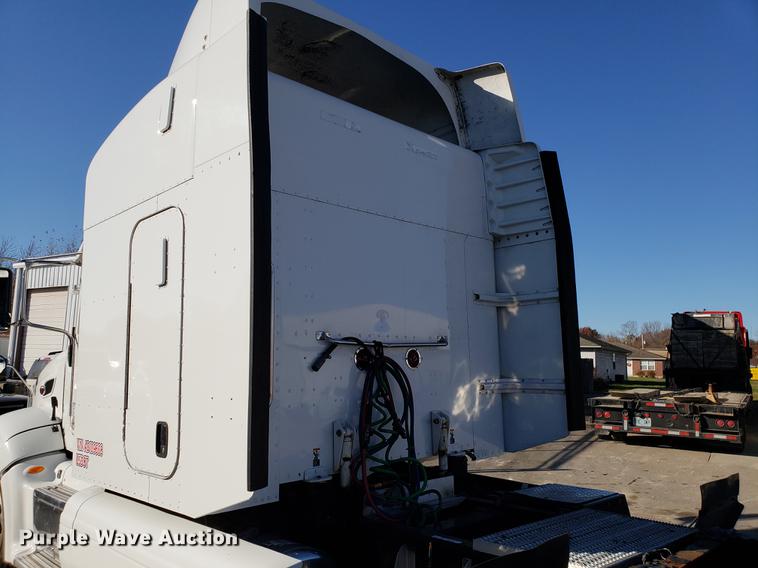 image for item DB9457 2010 Peterbilt 386 semi truck