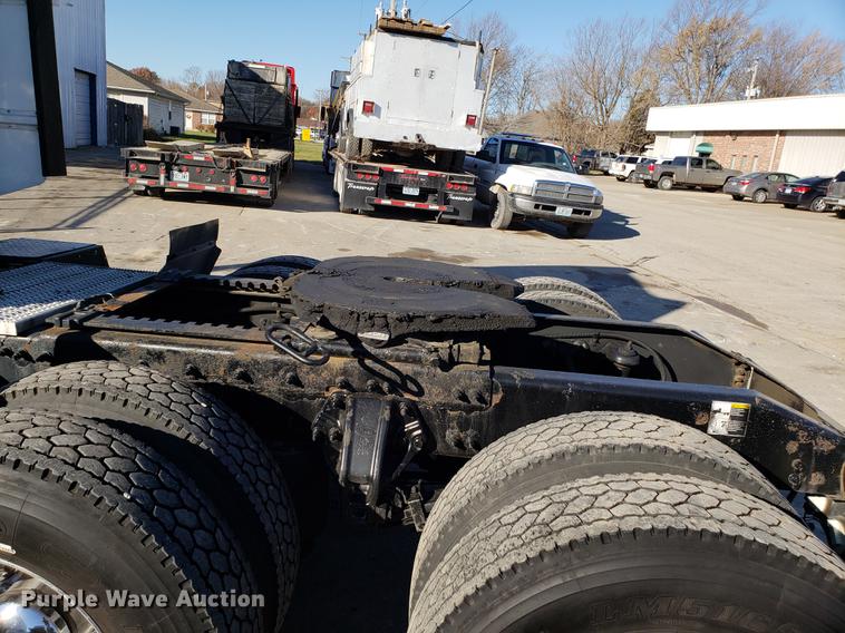 image for item DB9457 2010 Peterbilt 386 semi truck