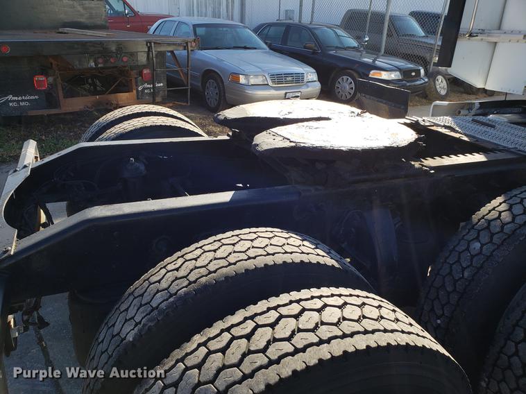 image for item DB9457 2010 Peterbilt 386 semi truck