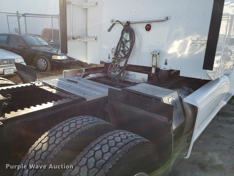 image for item DB9457 2010 Peterbilt 386 semi truck