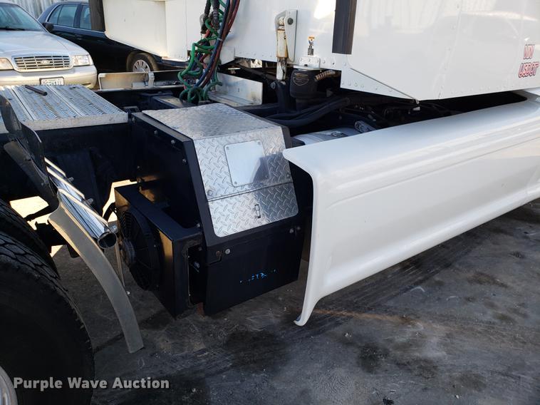 image for item DB9457 2010 Peterbilt 386 semi truck