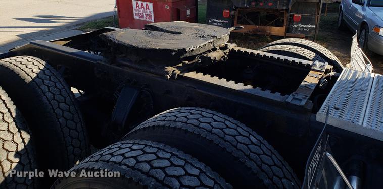 image for item DB9457 2010 Peterbilt 386 semi truck