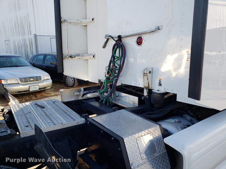 image for item DB9457 2010 Peterbilt 386 semi truck