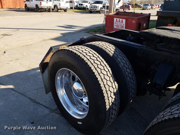 image for item DB9457 2010 Peterbilt 386 semi truck