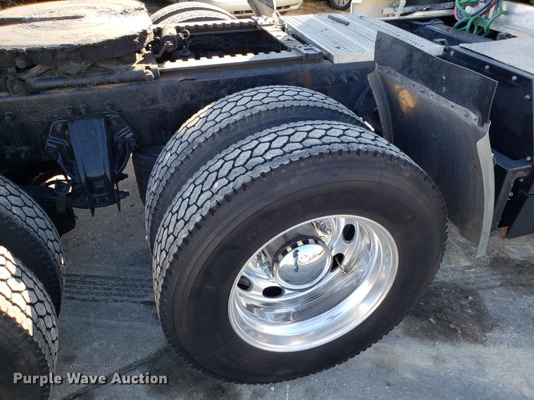 image for item DB9457 2010 Peterbilt 386 semi truck