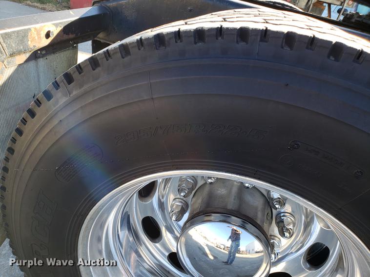 image for item DB9457 2010 Peterbilt 386 semi truck