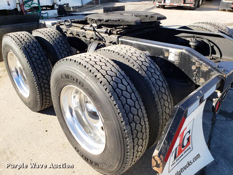 image for item DB9457 2010 Peterbilt 386 semi truck