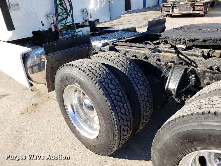 image for item DB9457 2010 Peterbilt 386 semi truck