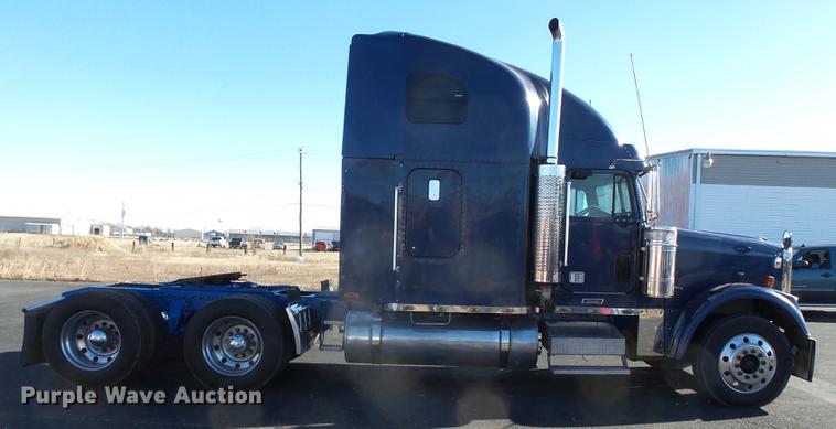 image for item DD2380 2001 Freightliner Classic semi truck