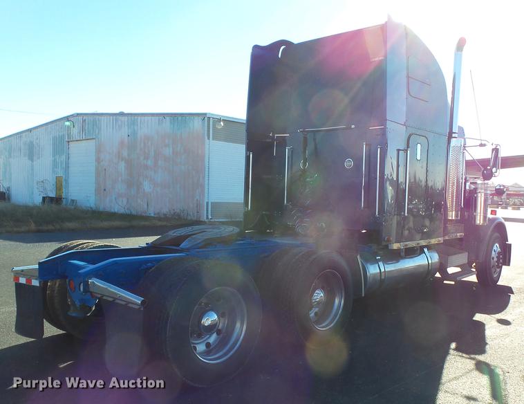 image for item DD2380 2001 Freightliner Classic semi truck