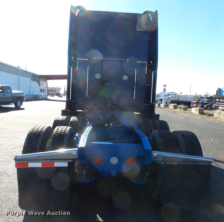 image for item DD2380 2001 Freightliner Classic semi truck