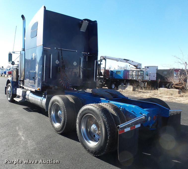 image for item DD2380 2001 Freightliner Classic semi truck
