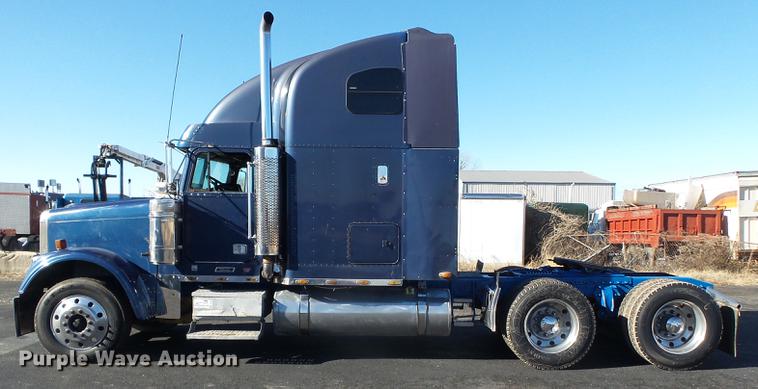 image for item DD2380 2001 Freightliner Classic semi truck