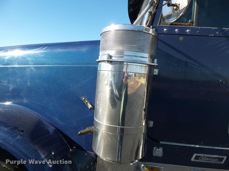 image for item DD2380 2001 Freightliner Classic semi truck