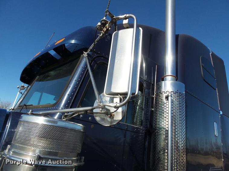 image for item DD2380 2001 Freightliner Classic semi truck