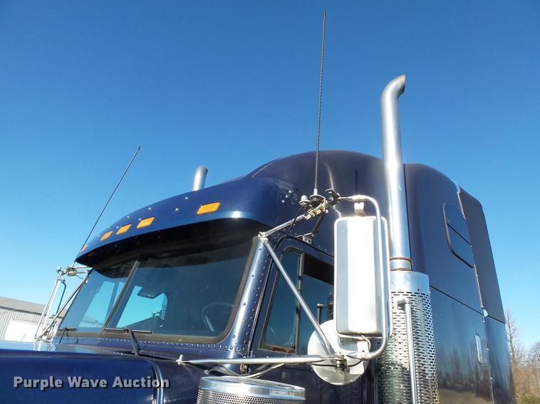 image for item DD2380 2001 Freightliner Classic semi truck