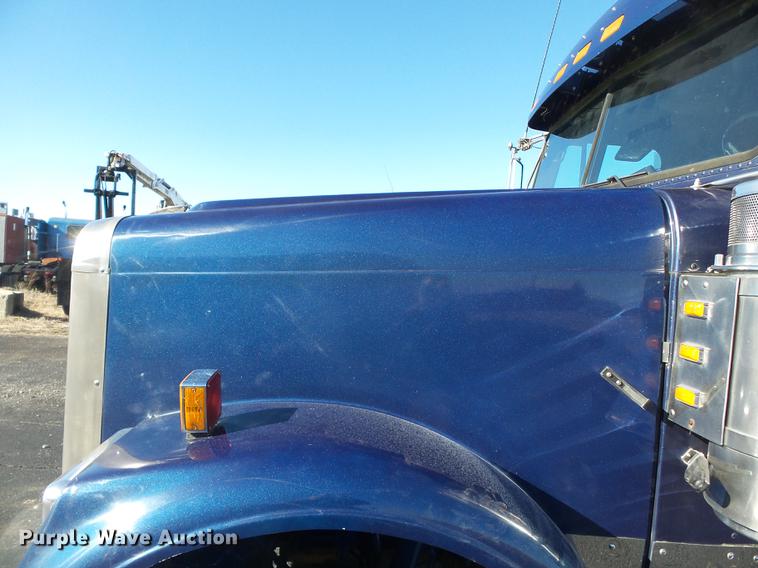 image for item DD2380 2001 Freightliner Classic semi truck