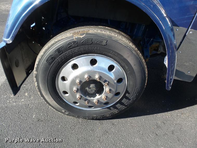 image for item DD2380 2001 Freightliner Classic semi truck