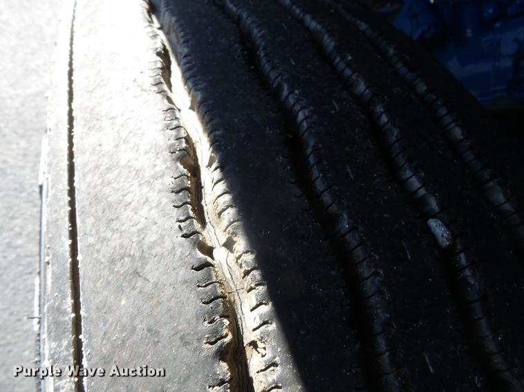 image for item DD2380 2001 Freightliner Classic semi truck